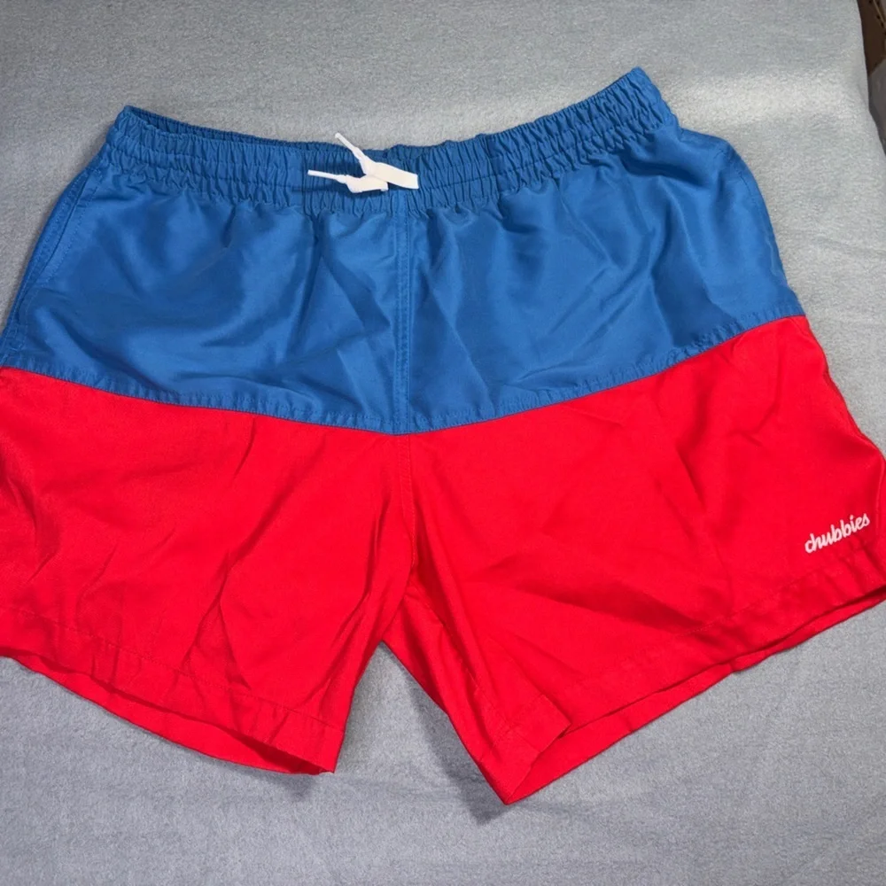 Chubbies Men’s The Liberties Red White Blue Lined Swim Shorts XL // 5.5”